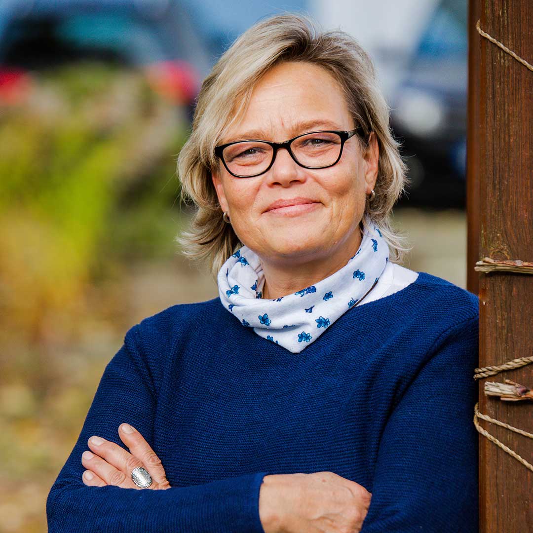 Lehrkraft Ines Fäcknitz vor dem Schulgeb&auml;ude der bunta