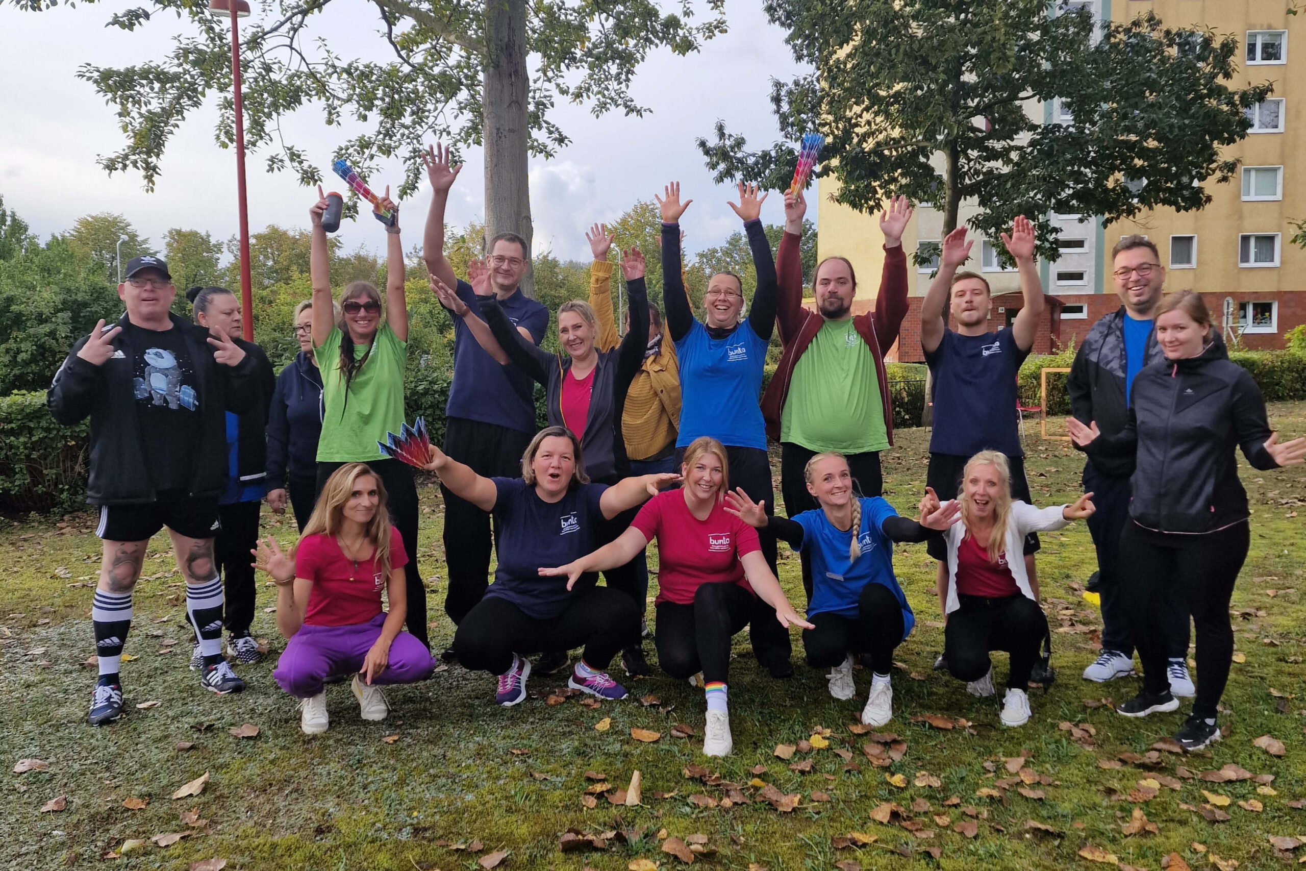 Auf dem Foto ist das Kollegium der bunta zu sehen. Sie tragen Sportklamotten, da sie an dem Sportfest der bunta teilnehmen.