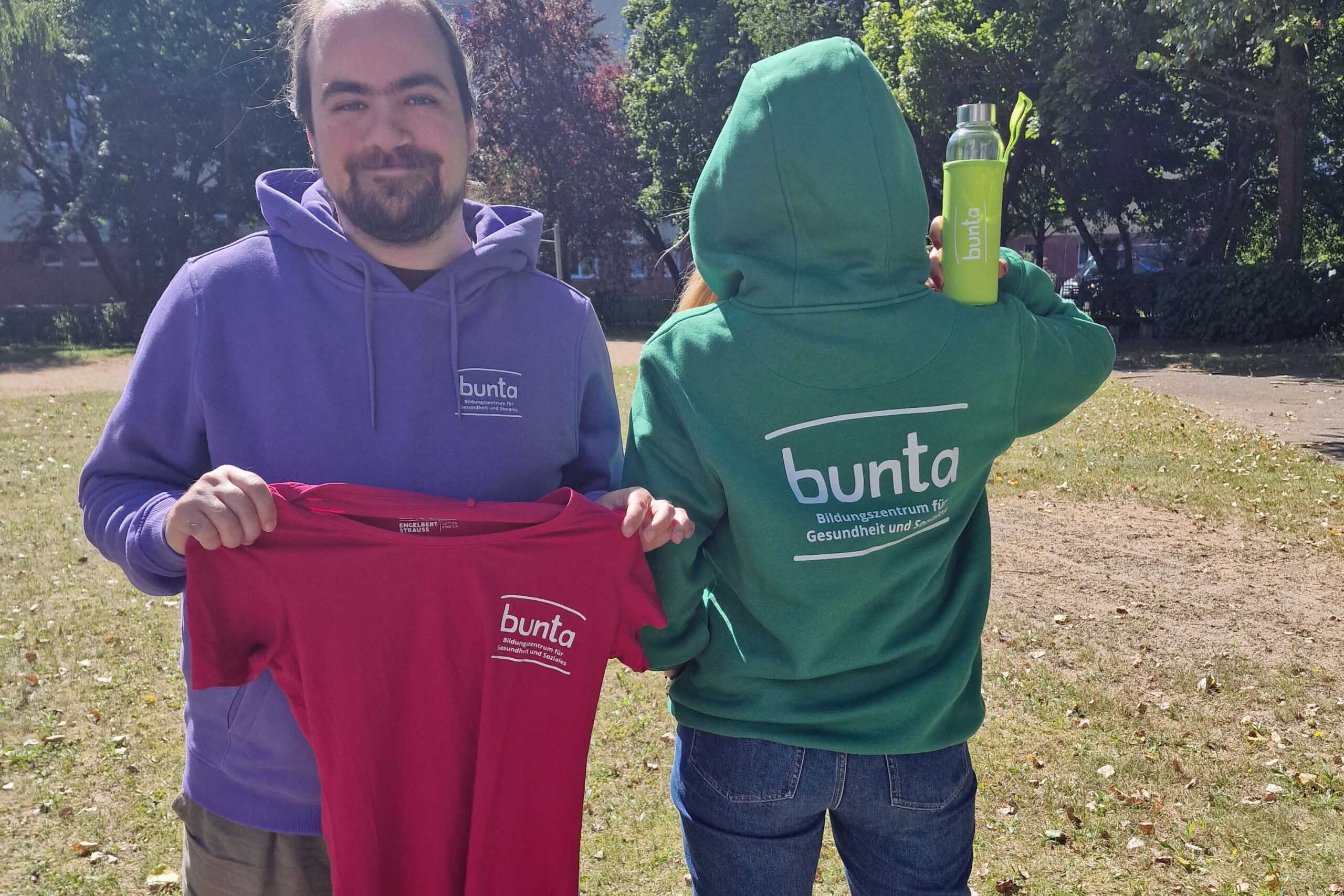 Auf dem Foto ist das Kollegium der bunta zu sehen. Sie tragen Sportklamotten, da sie an dem Sportfest der bunta teilnehmen.