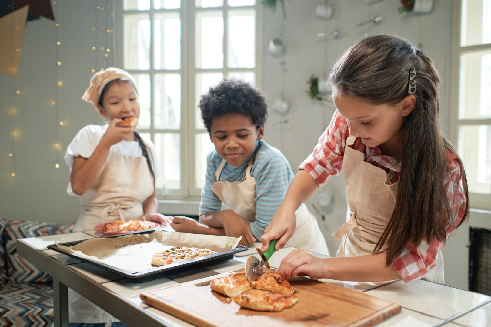 3 Kinder backen Plätzchen