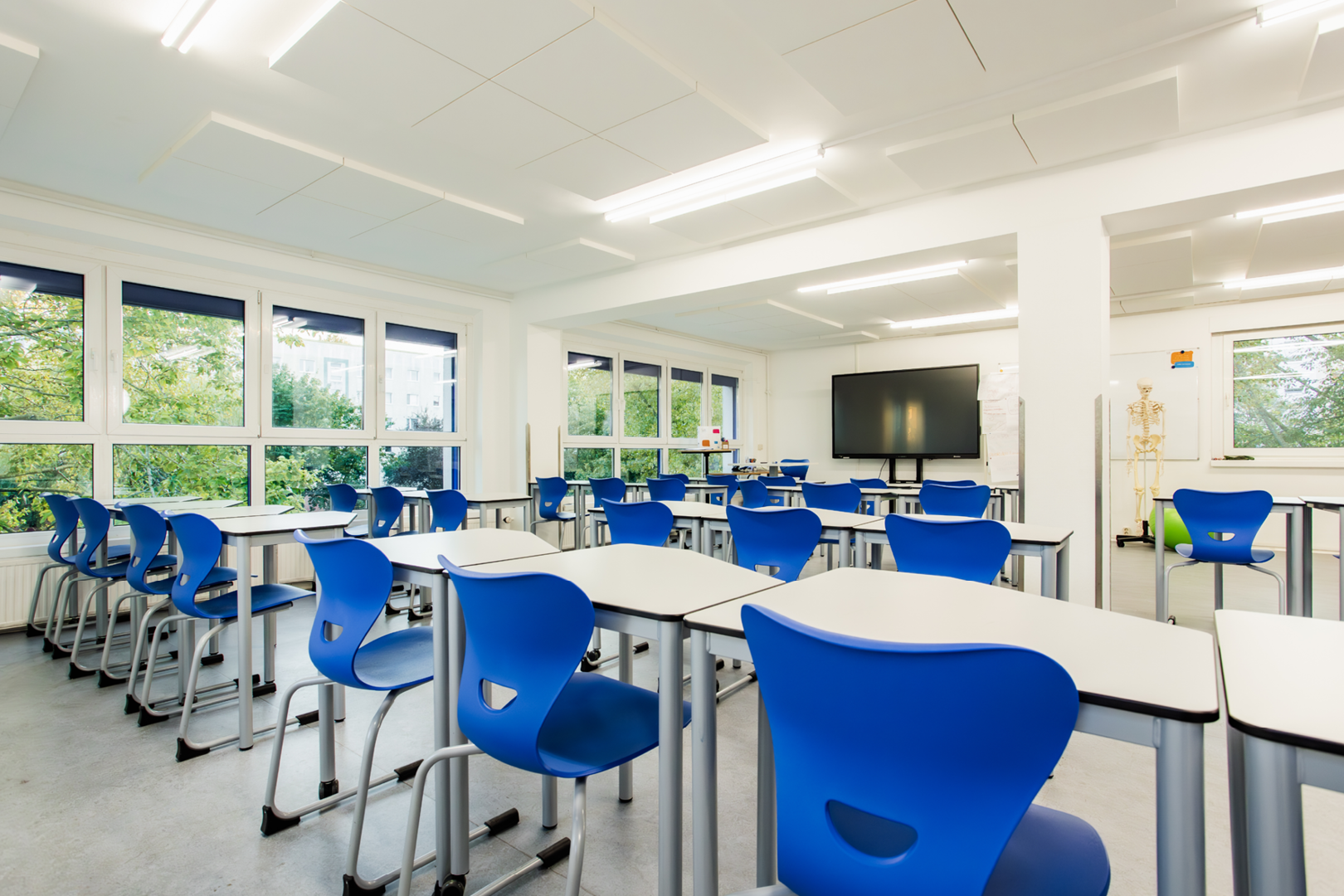 moderner Klassenraum mit digitaler Tafel